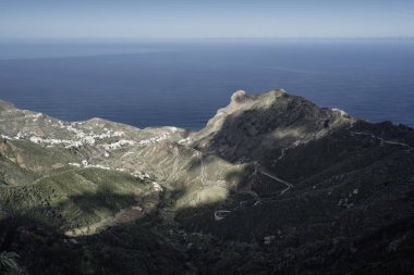 Kanarya Adaları 'ndaki Tenerife' deki Anaga Dağı 'nın tepesinden nefes kesici bir manzara.