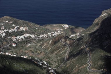 Kanarya adalarındaki Tenerife dağlarına tünemiş beyaz bir köy.