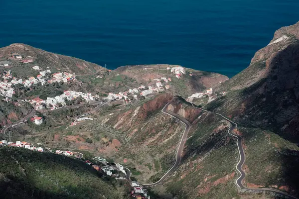 Kanarya adalarındaki Tenerife dağlarına tünemiş beyaz bir köy.