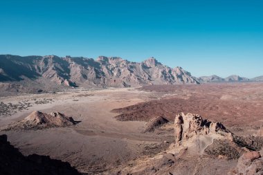 Kanarya Adaları 'ndaki Tenerife' deki kalderanın içindeki mineral manzarası
