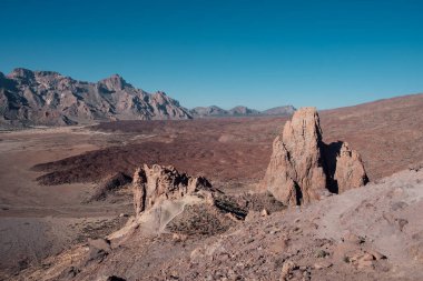 Kaya tepeleri, eski lav kayakları ve Kanarya Adaları 'ndaki Tenerife kalderasındaki dağlar.