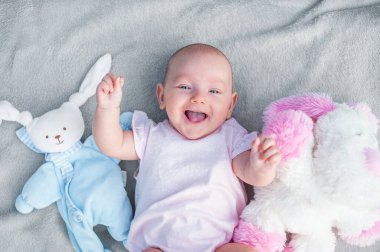 3 aylık bebeğim oyuncaklarla gülüyor. Yeni doğan bakımı.