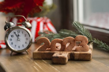 Mutlu Noeller ve yeni yıl. Zencefilli çörek 2023, mutfakta yakın plan..