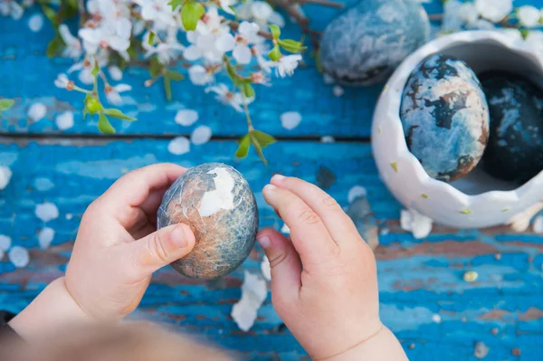 Frohe Ostern Kinderhände Reinigen Osterei Auf Blauem Holzgrund — Stockfoto