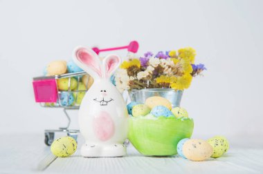 Mutlu Paskalya tebrik kartları. Tavşanlar, renkli yumurtalar, metin için etiketli bahar çiçekleri.