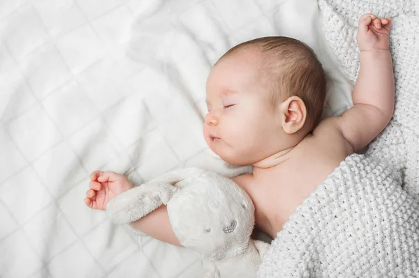 Schlafen Neugeborenen Jungen Monate Alt Mit Spielzeug Auf Weißem Hintergrund — Stockfoto