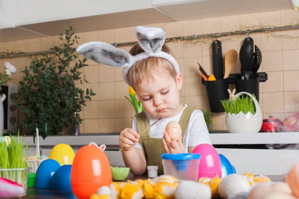 Toddler Boy Painting Easter Egg Close Easter Traditions Entertainment Children — Stock fotografie