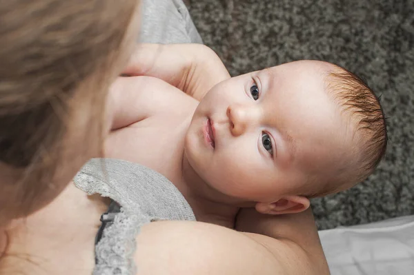 新生児2ヶ月古いです赤ん坊とともにお母さんで彼女の腕を閉じる — ストック写真