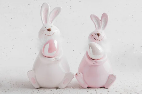 Праздником Пасхи Два Фарфоровых Кролика Пасхальными Яйцами Крупным Планом Пустым — стоковое фото