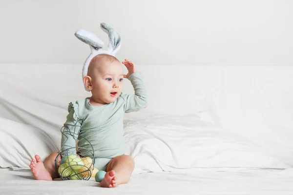 Κοριτσάκι Έτους Στο Κρεβάτι Καλάθι Και Πασχαλινά Αυγά Κυνήγι Αυγών — Φωτογραφία Αρχείου