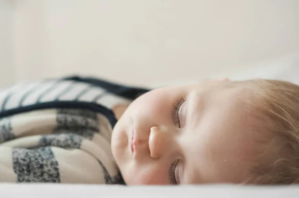 Kleinkind Das Nahaufnahme Schläft Schlafenszeit Selektiver Fokus — Stockfoto