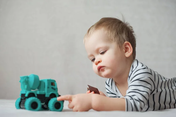 Lustiger Kleinkind Junge Spielt Mit Spielzeugauto — Stockfoto