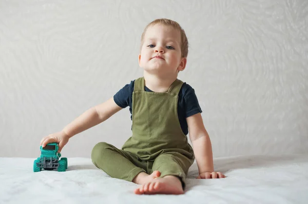 Lustiger Kleinkind Junge Spielt Mit Spielzeugauto — Stockfoto