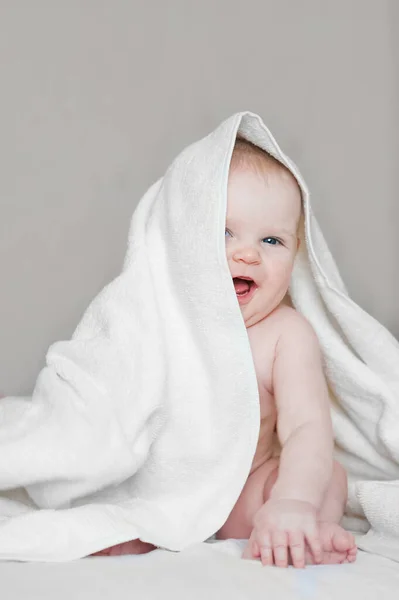7个月大的小可爱 裹着白毛巾 — 图库照片
