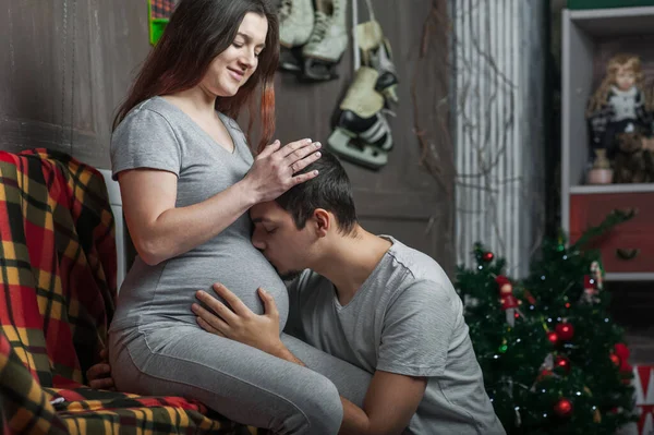 Älskade Par Väntan Bebisen Mannen Kysser Magen Gravid Kvinna — Stockfoto