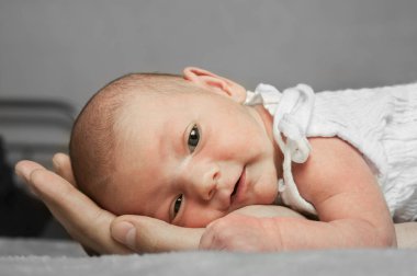 Ebeveynlerin yeni doğan bebekleri yakın çekim yapıp boşluğu kopyalıyor. Anneler Günün kutlu olsun, Babalar Günü.