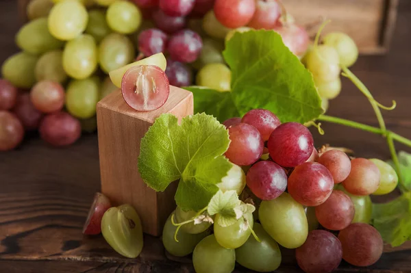 Snijd Druiven Met Zaden Een Houten Achtergrond Close Kopieer Ruimte — Stockfoto