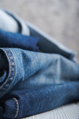 Denim kumaşı yakın plan. Kotlar geri dönüşüm, doku, kopyalama alanı.