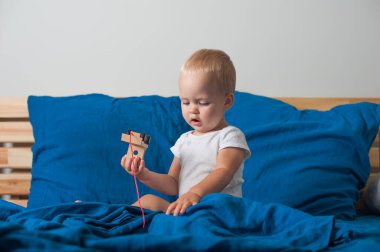 Küçük çocuk, ahşap inşaatçı treniyle yakın planda oynuyor...