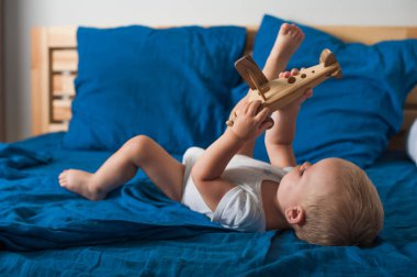 Küçük çocuk uçakla yakın planda oynuyor...