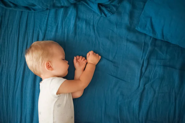 Kleinkind Schläft Großaufnahme Bett Mit Blauem Karo — Stockfoto