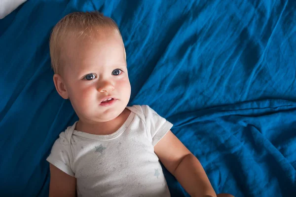 Toddler Tidur Close Tempat Tidur Dengan Plaid Biru — Stok Foto