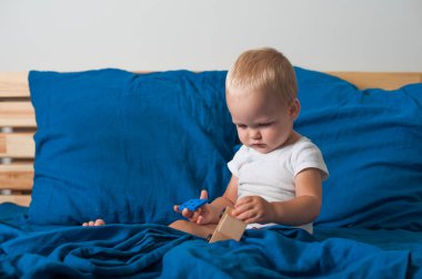 Küçük çocuk, ahşap inşaatçı treniyle yakın planda oynuyor...