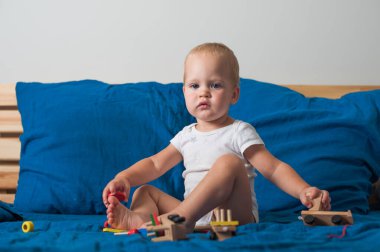 Küçük çocuk, ahşap inşaatçı treniyle yakın planda oynuyor...