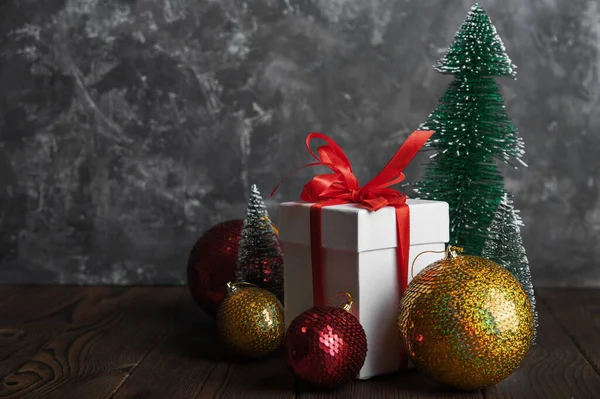 Cartão Felicitações Natal Fundo Escuro Caixa Com Dom Bolas Natal — Fotografia de Stock