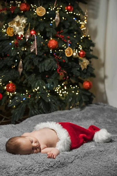 Recém Nascido Mês Dormindo Debaixo Árvore Natal Fecha Conceito Cuidado — Fotografia de Stock