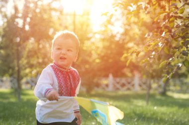 Yazın Ukrayna Vyshyvanka 'da küçük bir çocuk.