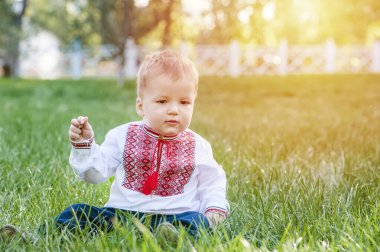Yazın Ukrayna Vyshyvanka 'da küçük bir çocuk.