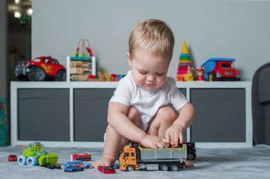 Küçük çocuk oyun odasında eğitici oyuncaklarla oynuyor..