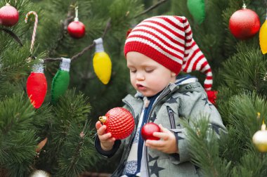 Süslü arka bahçede noel balosu düzenleyen sevimli bir çocuk. Yakın plan ve kopyalama alanı. Mutlu kutlamalar..