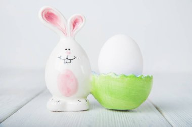 Mutlu Paskalya tebrik kartları. Tavşanlar, renkli yumurtalar, metin için etiketli bahar çiçekleri.