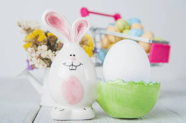 Праздником Пасхи Кролики Красочные Яйца Весенние Цветы Тегом Текста — стоковое фото