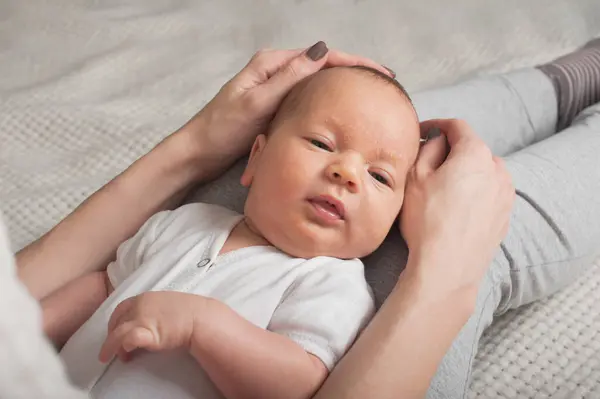 Ağlayan bebek bir aylıkken babasının ellerinde. Yeni doğmuş bebek sancısı