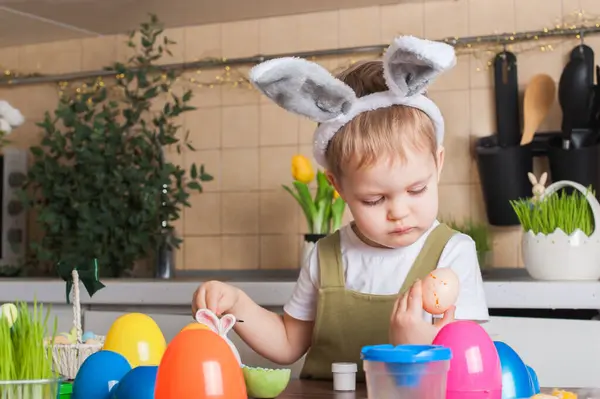 Toddler Boy Painting Easter Egg Close Easter Traditions Entertainment Children — Stock fotografie