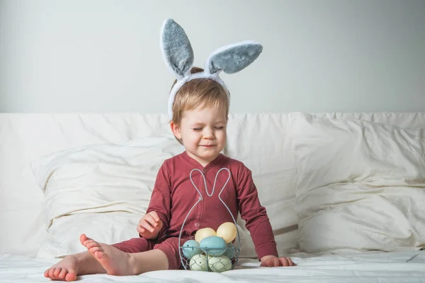 Παιδί Στο Κρεβάτι Καλάθι Και Πασχαλινά Αυγά Κυνήγι Αυγών Παιδική — Φωτογραφία Αρχείου