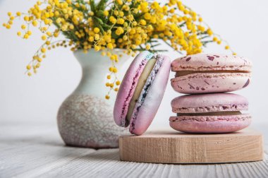 Pembe badem kurabiyeleri ve mimoza dalları..