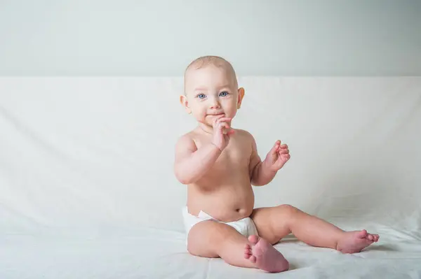 Baby Girl Rok Życia Pieluchy Łóżku Bliska — Zdjęcie stockowe