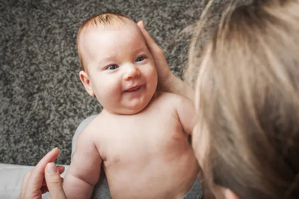 Dermatitis Seborreica Recién Nacidos Bebé Recién Nacido Meses Con Mamá — Foto de Stock
