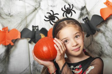 Cadılar Bayramı 'nda balkabaklı kız evde aylak aylak dolaşıyor..