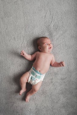 Yeni doğmuş 2 aylık atopik dermatiti olan bir bebek. Yakın plan portresi. Bebek bakımı, sancı, diş çıkarma, ağlama.