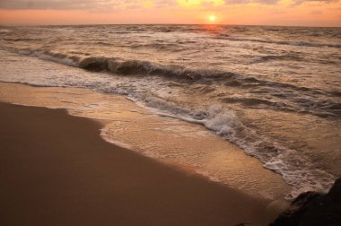 Kumda köpüklü deniz dalgası. Yaz mevsimi.