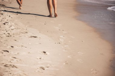 Tüm ailenin bacakları sahil boyunca uzayda koşuyor ve kopyalanıyor. yaz denizi geçmişi
