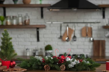 Dekorasyonlu Noel ağaçlarının yeni yıl dekorasyonu mutfağın arka planında.