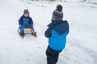 Kışın kayak yapan kardeşler. Kış açık hava aktivitesi.
