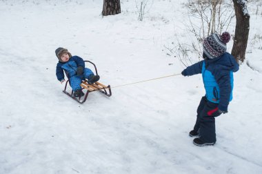 Kışın kayak yapan kardeşler. Kış açık hava aktivitesi.