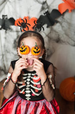 Cadılar Bayramı 'nda balkabaklı kız evde aylak aylak dolaşıyor..